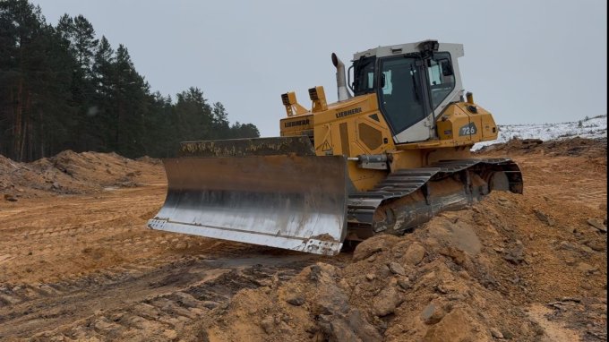 Buldozers smilšu karjera teritorijā