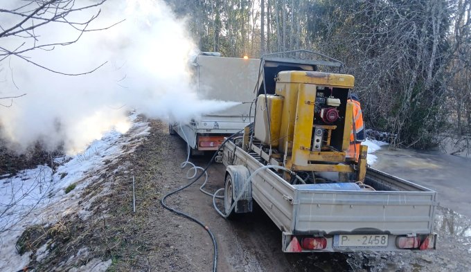 Ar karstā tvaika iekārtu atkausē caurteku