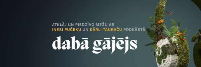 Reklāmas plakāts par podkāstu "Dabā gājējs", kur uz zaļa fonā līdzās tekstam novietotas austiņas no sūnām un citiem dabas materiāliem