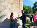 LVM Zemgales reģiona Meža apsaimniekošanas plānošanas vadītājs sveic Jūrmalas sākumskolas "Atvase" vadītāju
