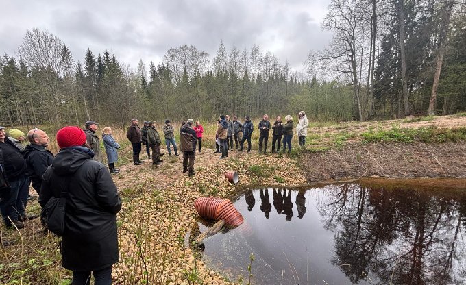 Semināra dalībnieki uz izbūvētā pārgāznes dambja pie pusmēness formas sedimentācijas baseina