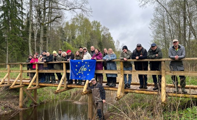 Semināra dalībnieki uz projekta laikā uzbūvētā tiltiņa pāri Torai