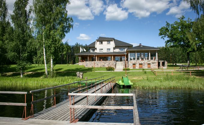 "Ezernieku" atpūtas kompleksa lielā māja pašā Salas ezera krastā saulainā vasaras dienā