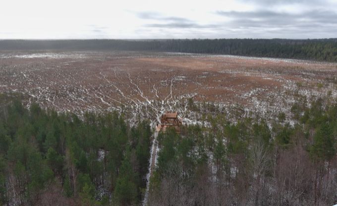 Skats no aug&scaron;as uz pla&scaron;u purva ainavu un skatu platformu