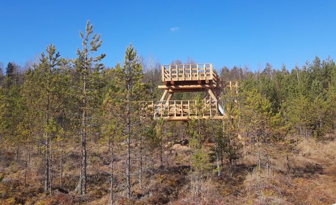 Jaunā divstāvīga koka skatu platforma Oleru purvā