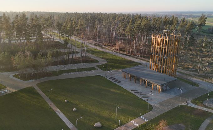 Jaunais skatu tornis, apmeklētāju centrs un daļa stāvlaukuma Latvijas valsts mežu dabas parkā Tērvetē