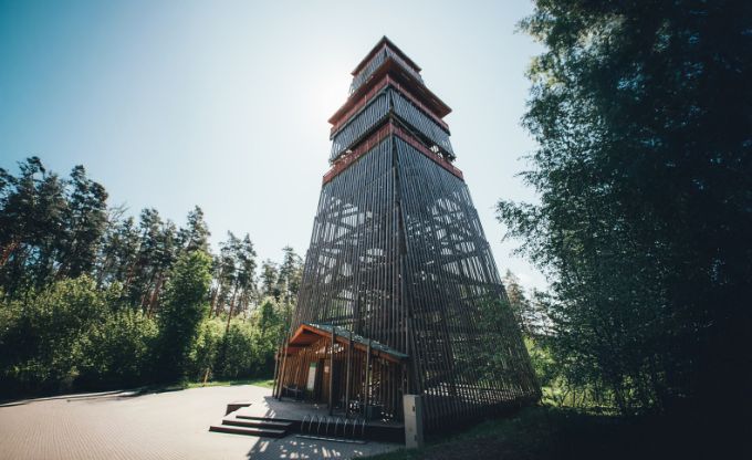 39 metrus aukstais koka skatu tornis Latvijas valsts mežu dabas parkā Tērvetē