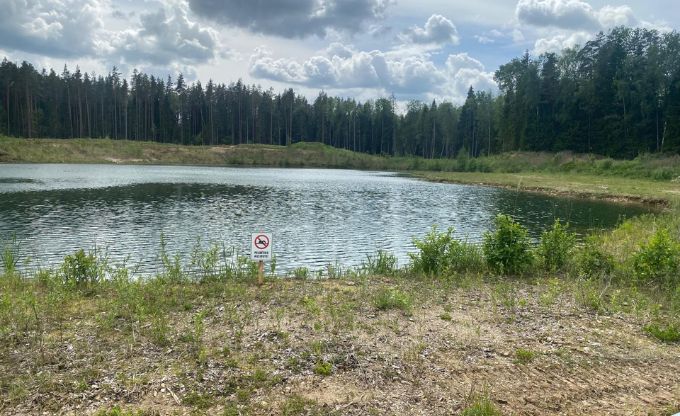 Maklsīgi veidota ūdenstilpne - derīgo izrakteņu karjers, kas pildīts ar ūdeni un pie kura izvietota zīme ar aizliegumu peldēties
